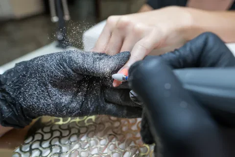 Зняття нарощених нігтів